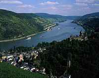 Bacharach, Landkreis Mainz-Bingen, Mittelrhein, Mittelrheintal, Rhein, Blick auf Burg Stahleck, Hhenburg, Hoehenburg, Jugendherberge, mit Sicht auf Rhein, Ort und Landschaft