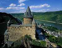 Bacharach, Landkreis Mainz-Bingen, Mittelrhein, Mittelrheintal, Rhein, Blick auf Burg Stahleck, Hhenburg, Hoehenburg, Jugendherberge, mit Sicht auf Rhein, Ort und Landschaft