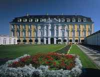 Brhl, Bruehl, Kreis Rhein-Erft-Kreis, Mittelrhein, Blick auf Schloss Augustusburg mit Schlossgarten und Blumen im Sommer