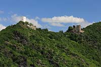 Kamp Bornhofen, Blick zu den Burgen Feinliche Brueder Burg Sterrenberg, links und Burg Liebenstein, rechts im Bild; View to casle of hostile brothers, castle Sterrenberg, left and castle Liebenstein, right side of picture