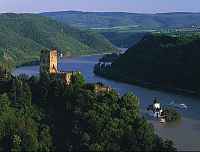 Kaub, Rhein-Lahn-Kreis, Mittelrhein, Blick auf Burg Gutenfels und Burg Pfalzgrafenstein mit Rhein und Landschaft bei Hochwasser