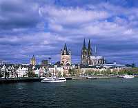Koeln, Köln, Mittelrhein, Blick über, ueber Rhein auf Altstadt mit Sicht zum Dom und Groß St. Martin Kirche  