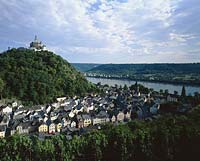 Burg Marksburg, Braubach, Rhein-Lahn-Kreis, Mittelrhein, Blick auf Burg Marksburg, Ort und Landschaft