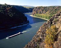 Loreley, Sankt Goarshausen, Mittelrhein, Rhein, Schieferfelsen, Blick auf Rhein und Landschaft mit Schiffen von der Loreley aus