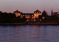 Neuwied, Rheinland-Pfalz, Mittelrhein, Landkreis Neuwied, Blick ber, ueber Rhein auf Schloss Neuwied in Abendstimmung