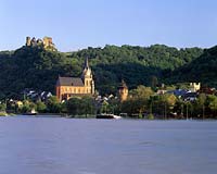 Oberwesel, Rhein-Hunsrück-Kreis, Mittelrhein, Blick über, ueber Rhein auf Stadt und Burg Schoenburg, Schönburg
