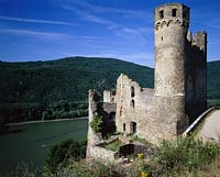 Rdesheim, Ruedesheim am Rhein, Rheingau-Taunus-Kreis, Mittelrhein, Blick auf Burg, Burgruine Ehrenfels mit Sicht auf Rhein und Landschaft im Sommer