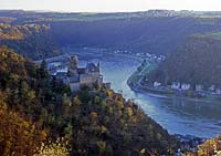 St. Goarshausen, Rhein-Lahn-Kreis, Loreley, Mittelrhein, Blick auf Burg Katz mit Rhein, Ort und Landschaft, Rheintal in Herbstlandschaft 