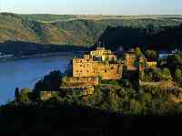 St. Goar, Rhein-Hunsrck-Kreis, Verbandsgemeinde St. Goar-Oberwesel, Mittelrhein, Blick auf Burg Rheinfels, Hhenburg, Hoehenburg in Spornlage mit Rhein und Landschaft