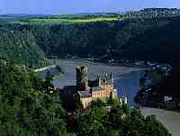 St. Goarshausen, Rhein-Lahn-Kreis, Loreley, Mittelrhein, Blick auf Burg Katz mit Rhein, Ort, Loreley Fels und Landschaft