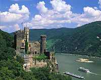 Trechtingshausen, Landkreis Mainz-Bingen, Mittelrhein, Blick auf Burg Rheinstein, Rhein mit Schiffen und Landschaft