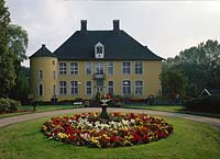 Barlo, Bocholt, Kreis Borken, Münster, Muenster, Münsterland, Muensterland, Blick auf Barock Schloss, Wasserschloss, Diepenbrock mit Blumengarten