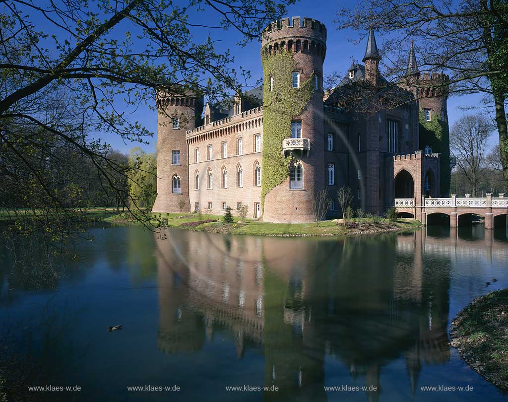 Bedburg-Hau, Kreis Kleve, Niederrhein, Regierungsbezirk Dsseldorf, Blick auf Museum, Schloss, Wasserschloss, Moyland mit Schlossteich im Frhling, Fruehling mit Spiegelbild