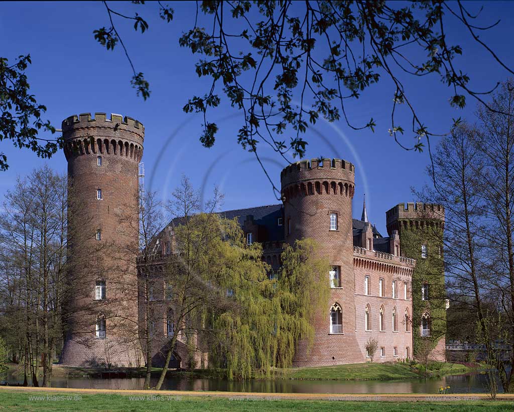 Bedburg-Hau, Kreis Kleve, Niederrhein, Regierungsbezirk Dsseldorf, Blick auf Museum, Schloss, Wasserschloss, Moyland mit Schlossteich   