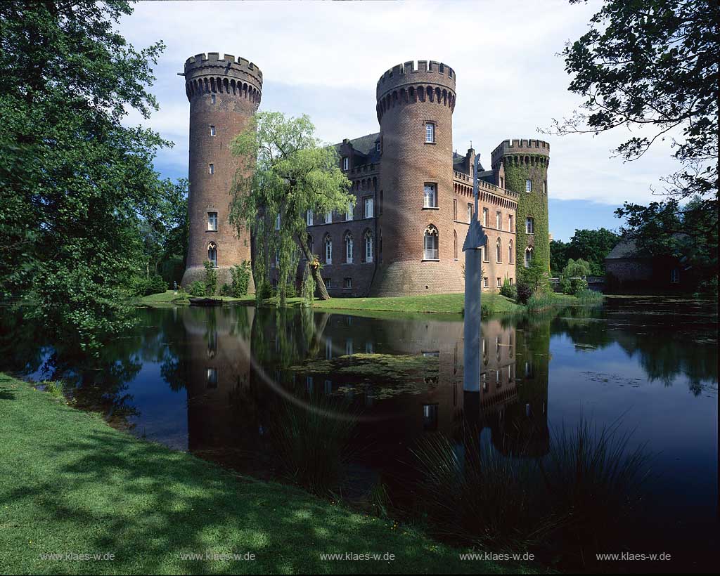 Bedburg-Hau, Kreis Kleve, Niederrhein, Regierungsbezirk Dsseldorf, Blick auf Museum, Schloss, Wasserschloss, Moyland mit Schlossteich   