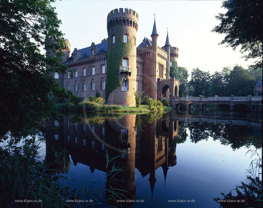 Bedburg-Hau, Kreis Kleve, Niederrhein, Regierungsbezirk Dsseldorf, Blick auf Museum, Schloss, Wasserschloss, Moyland mit Schlossteich   