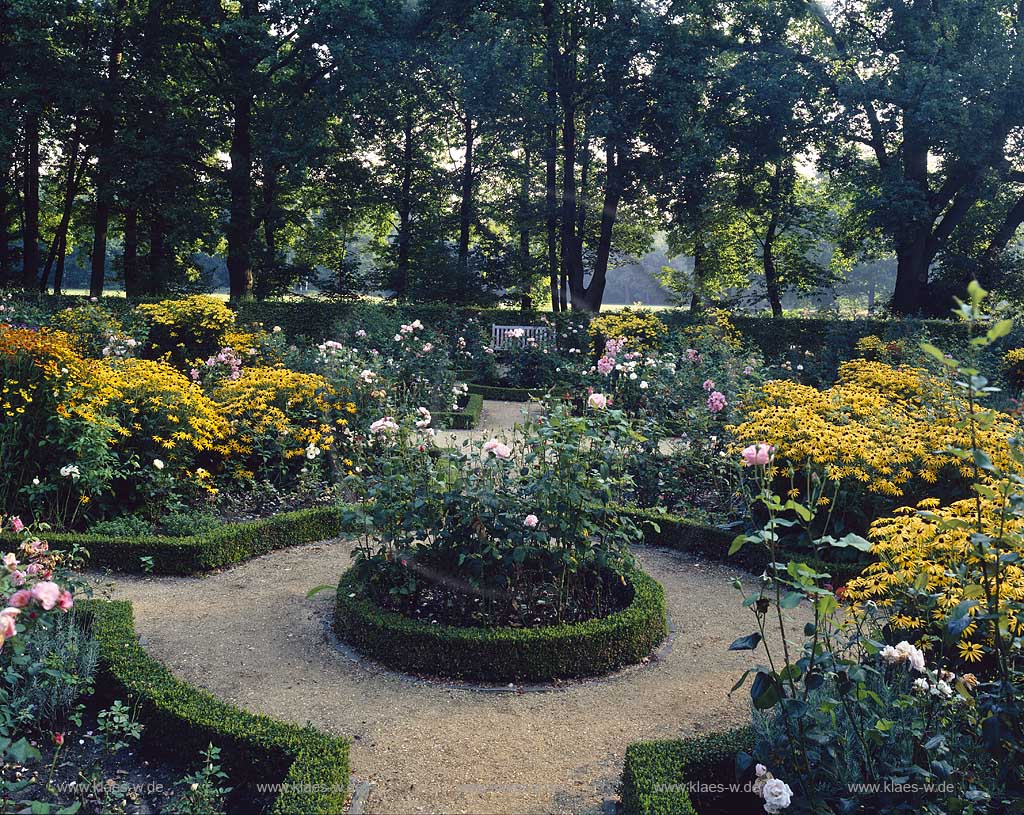 Bedburg-Hau, Kreis Kleve, Niederrhein, Regierungsbezirk Dsseldorf, Duesseldorf, Blick auf Barocken Blumengarten von Museum, Schloss, Wasserschloss, Moyland