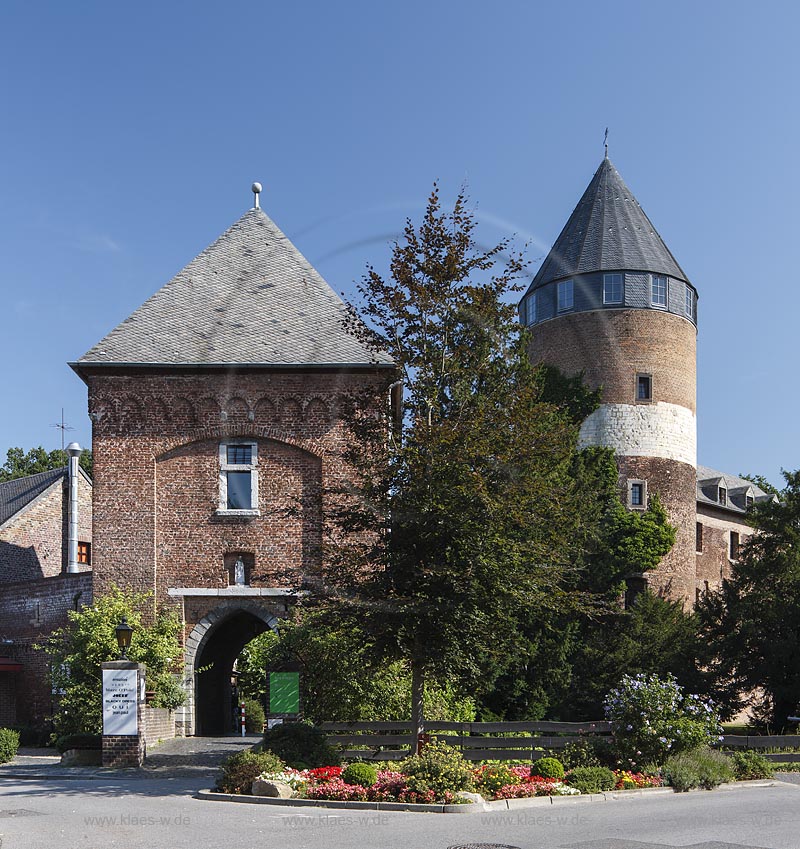 Brueggen, Burg Brueggen mit Bruegggener Muehle, auch Bruggener Wassermuehle oder Burgmuehle genannt, Wassermuehle mit unterschlaechtigem Wasserrad, am Unterlauf der Schwalm; Brueggen, castle with historical watermill.