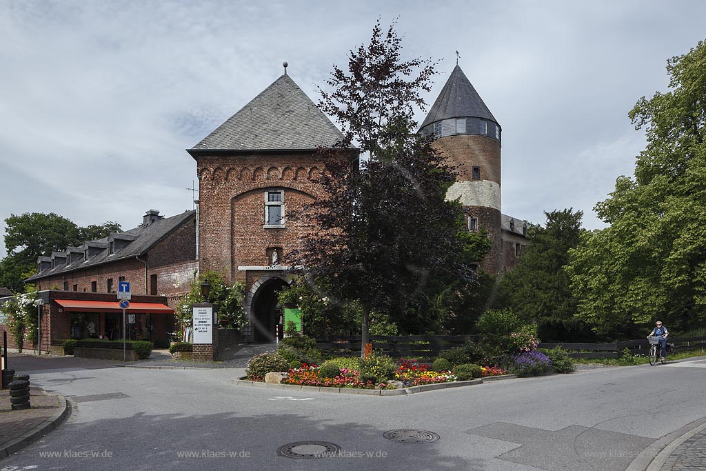 Brueggen, Wasserburg Burg Brueggen mit Torhaus; Brueggen, moated castle Burg Brueggen with gate lodge.