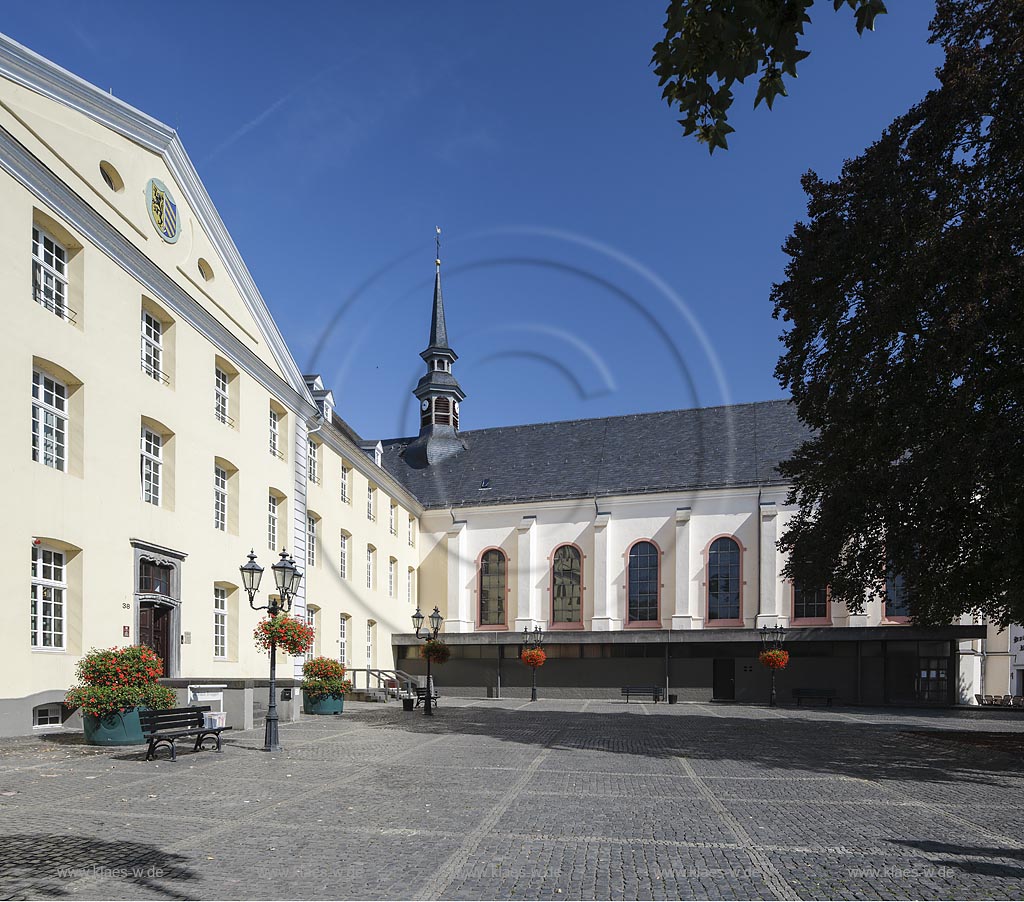 Brueggen, Rathaus im ehemaligen Kloster, Kreuzherrenkloster mit Rathausplatz; Brueggen, town hall in former abbey with town hall square.