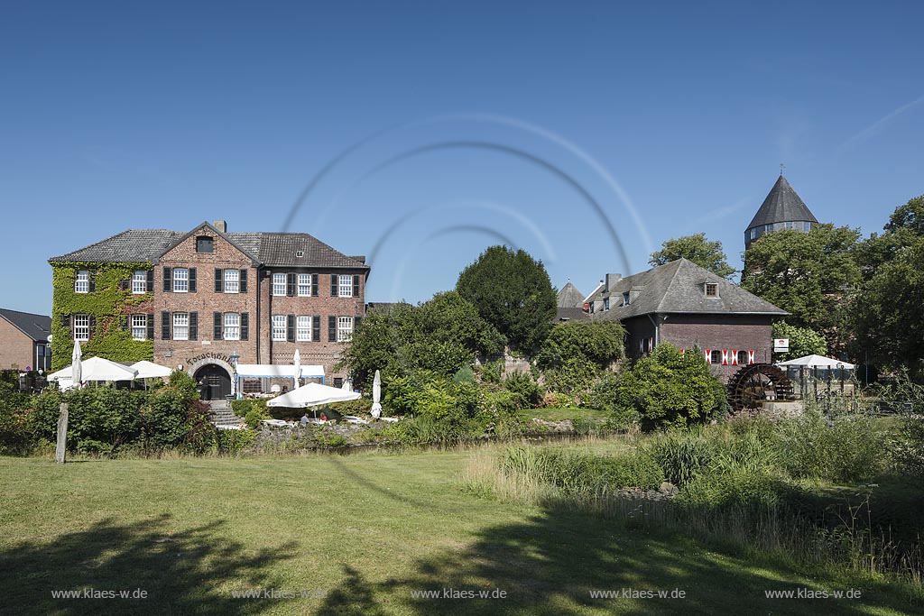 Brueggen, Torschaenke, Altes Zollhaus mit Bruegggener Muehle, auch Bruggener Wassermuehle oder Burgmuehle genannt, Wassermuehle mit unterschlaechtigem Wasserrad, am Unterlauf der Schwalm, im Hintergrund Turm der Burg Brueggen; Brueggen,tavern, old tollhouse with historical watermill and castle tower in background.