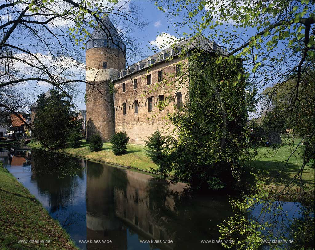 Brggen, Brueggen, Kreis Viersen, Niederrhein, Regierungsbezirk Dsseldorf, Blick auf Wasserburg, Burg Brueggen, Brggen mit Spiegelbild 