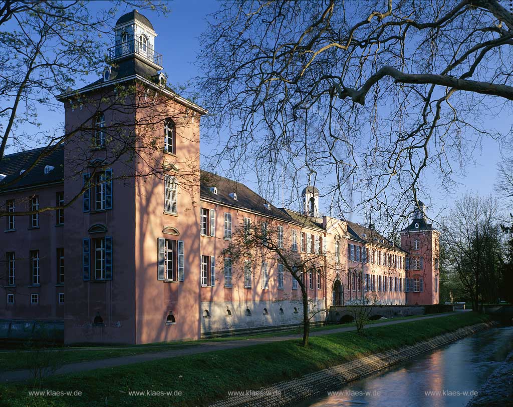 Kalkum, Schloss Kalkum, Dsseldorf, Duesseldorf, Landschaftsverband Rheinland, Niederrhein, Bergisches Land, Landeshauptstadt, Blick auf Schloss, Wasserschloss Kalkum mit Wassergraben