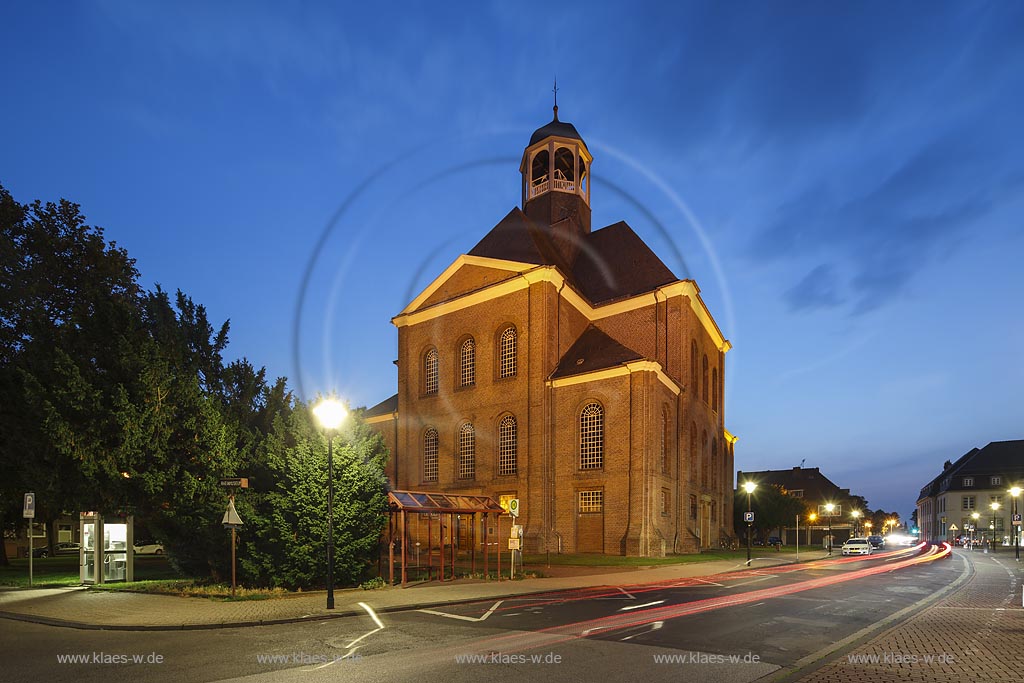 Emmerich am Rhein, evangelische Christuskirche, illuminiert zur blauen Stunde; Emmerich at the Rhine, evangelic church, illuminated while blue hour.