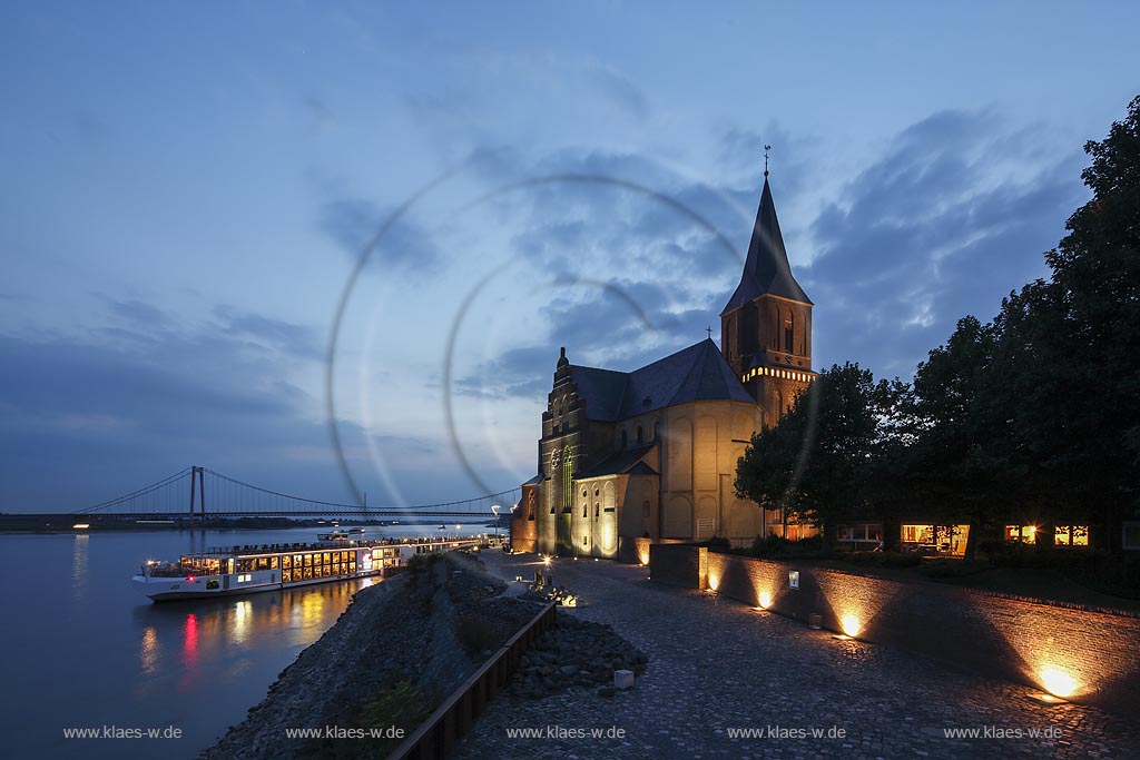 Emmerich am Rhein, Uferpromenade mit der Rheinbruecke Emmerich, der1228 m Laenge und 500 m Spannweite die laengste Haengebruecke Deutschlands, im Hintergrund, rechts die St. Martini Kirche und Mitte dem Flusskreuzfahrtschiff "Viking Freya" zur blauen Stunde;  ... Viking River Cruises Viking Freya cruise ship Emmerich am Rhein, Uferpromenade mit der Rheinbruecke Emmerich, der1228 m Laenge und 500 m Spannweite die laengste Haengebruecke Deutschlands, im Hintergrund, rechts die St. Martini Kirche und Mitte dem Flusskreuzfahrtschiff "Viking Freya" zur blauen Stunde;  Emmerich at the Rhine, seafront with Rhine bridge, in the background Viking River Cruises "Viking Freya" cruise ship while blue hour.