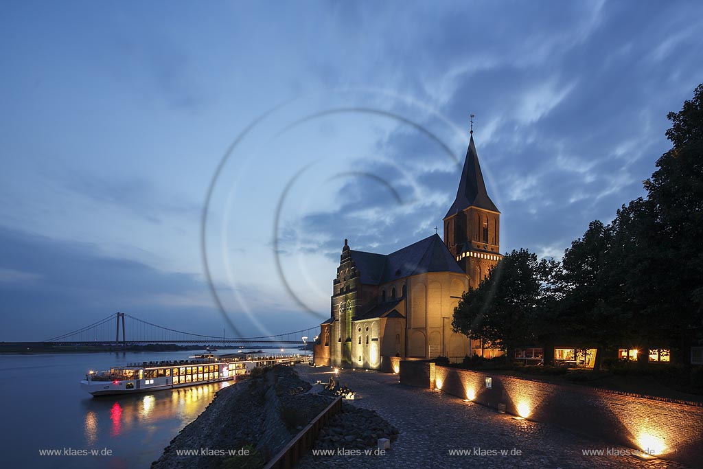 Emmerich am Rhein, Uferpromenade mit der Rheinbruecke Emmerich, der1228 m Laenge und 500 m Spannweite die laengste Haengebruecke Deutschlands, im Hintergrund, rechts die St. Martini Kirche und Mitte dem Flusskreuzfahrtschiff "Viking Freya" zur blauen Stunde;  ... Viking River Cruises Viking Freya cruise ship Emmerich am Rhein, Uferpromenade mit der Rheinbruecke Emmerich, der1228 m Laenge und 500 m Spannweite die laengste Haengebruecke Deutschlands, im Hintergrund, rechts die St. Martini Kirche und Mitte dem Flusskreuzfahrtschiff "Viking Freya" zur blauen Stunde;  Emmerich at the Rhine, seafront with Rhine bridge, in the background Viking River Cruises "Viking Freya" cruise ship while blue hour.
