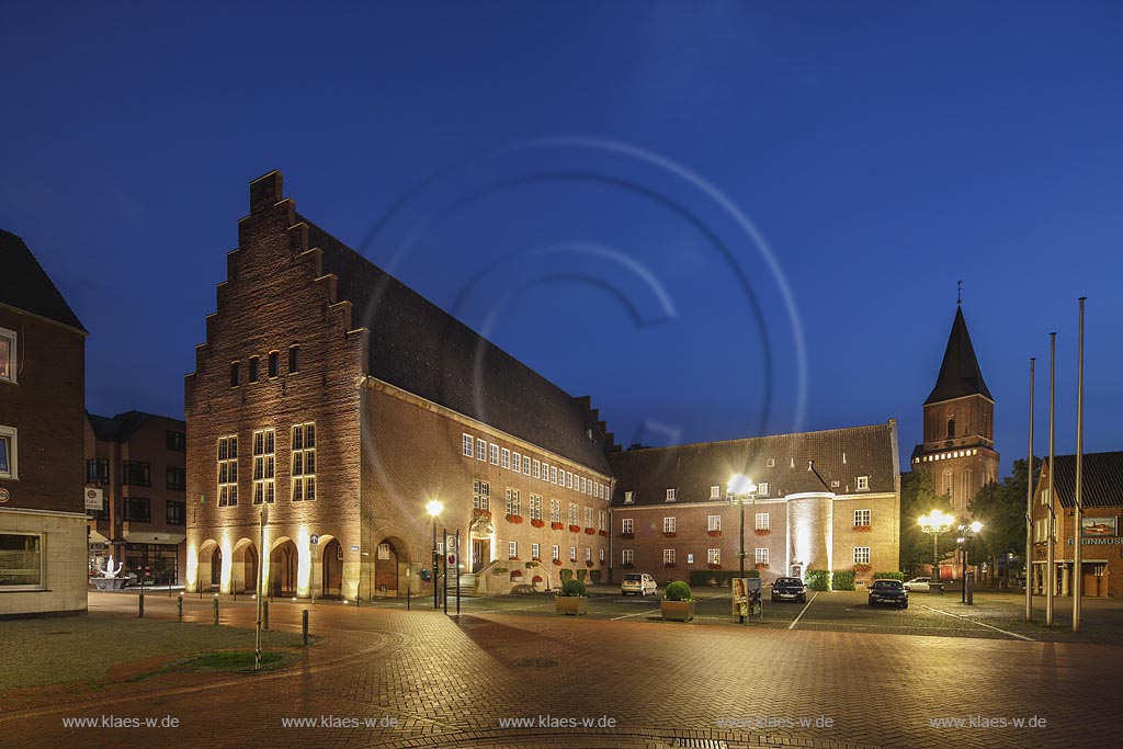 Emmerich at the Rhine, Rathaus illuminiert zur blauen Stunde; Emmerich at the Rhine, town hall illuminated while blue hour.