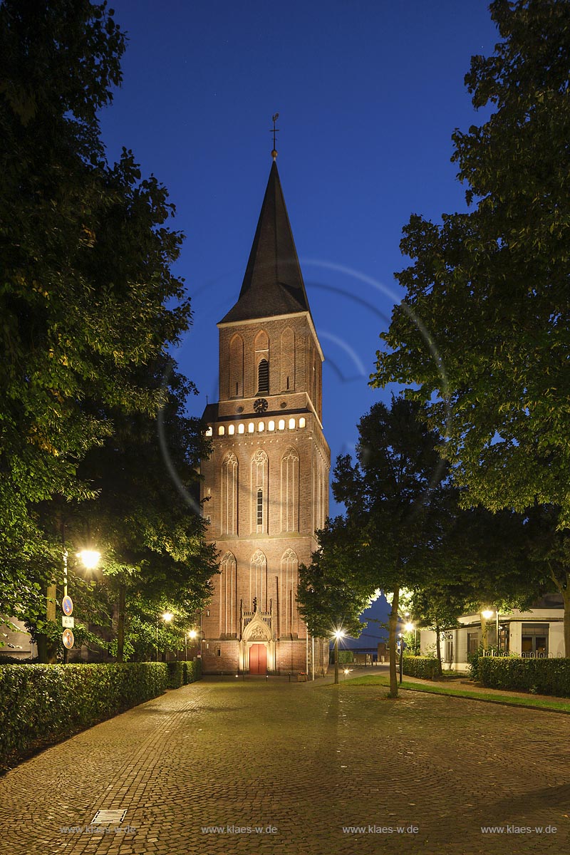 Emmerich am Rhein, Blick zur St. Martini Kirche, illuminiert zur blauen Stunde; Emmerich at the Rhine, view to the St. Martini church, illuminated while blue hour.