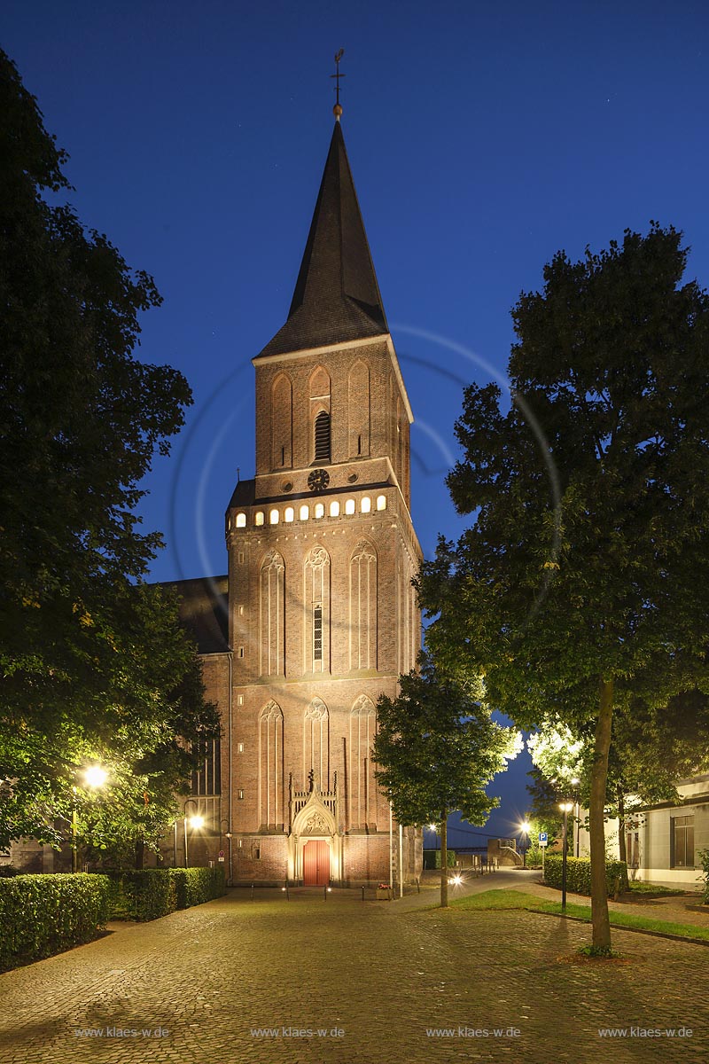 Emmerich am Rhein, Blick zur St. Martini Kirche, illuminiert zur blauen Stunde; Emmerich at the Rhine, view to the St. Martini church, illuminated while blue hour.