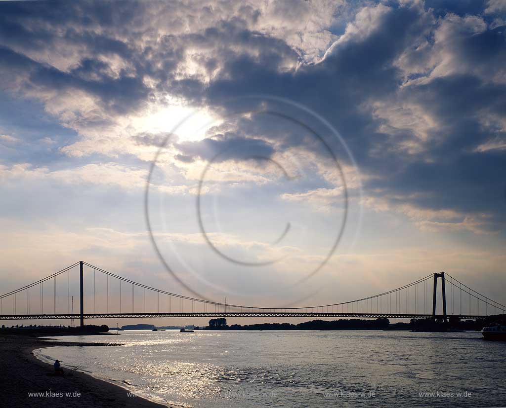 Emmerich am Rhein, Kreis Kleve, Niederrrhein, Regierungsbezirk Dsseldorf, Blick auf Rheinbruecke, Rheinbrcke und Rhein mit Wolkenstimmung bei Sonnenuntergang