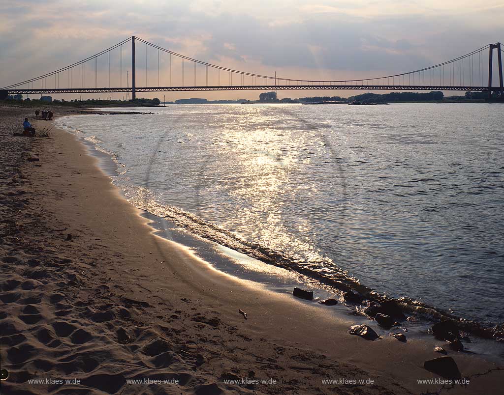 Emmerich am Rhein, Kreis Kleve, Niederrrhein, Regierungsbezirk Dsseldorf, Blick auf Rheinbruecke, Rheinbrcke und Rhein mit Wolkenstimmung bei Sonnenuntergang