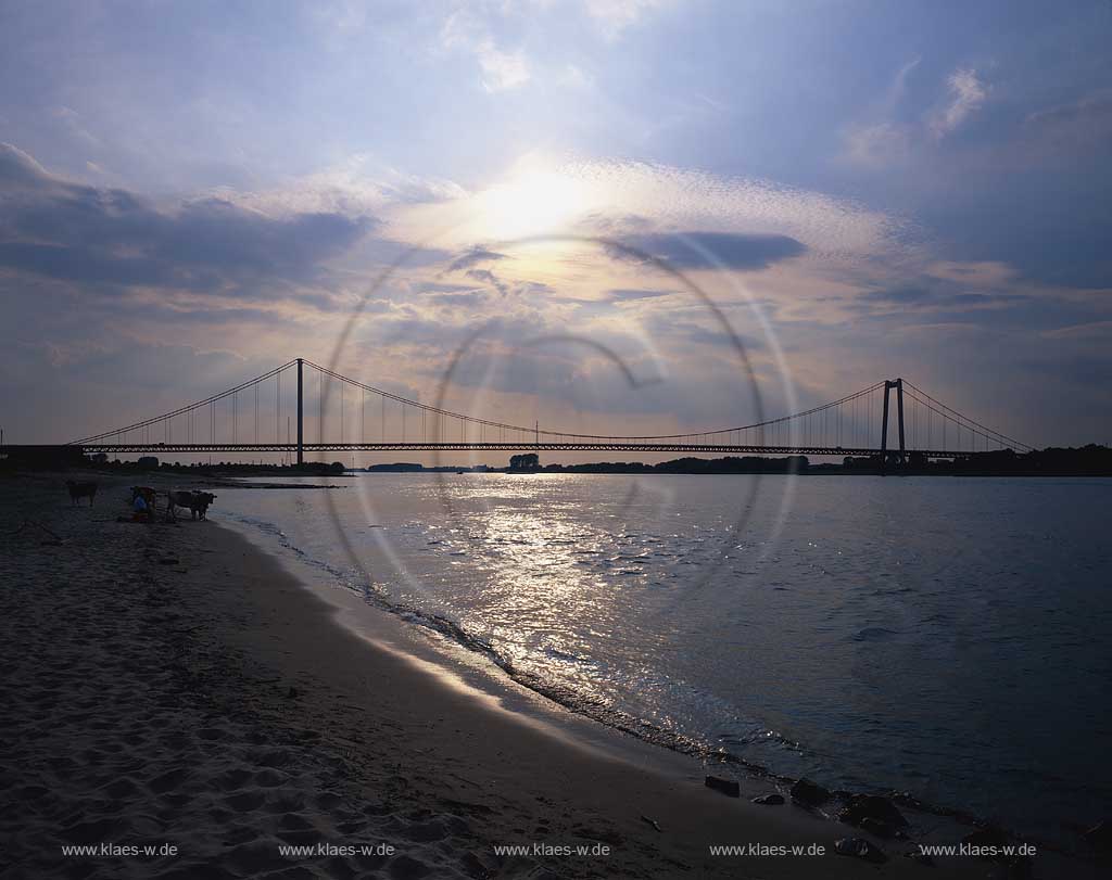 Emmerich am Rhein, Kreis Kleve, Niederrrhein, Regierungsbezirk Dsseldorf, Blick auf Rheinbruecke, Rheinbrcke und Rhein mit Wolkenstimmung bei Sonnenuntergang    