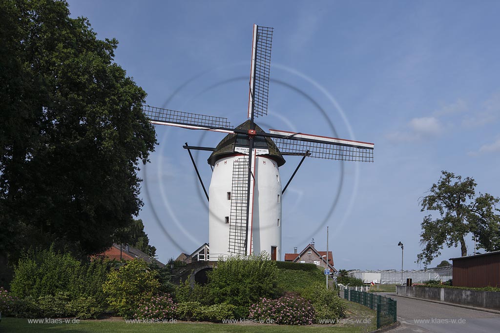 Geldern Walbeck, Blick auf die Steprather Muehle, sie stammt aus dem 16. Jahrhundert und ist die aelteste voll funktionierende Windmuehle Deutschlands;Geldern Walbeck, view to the mill Steprather Muehle.