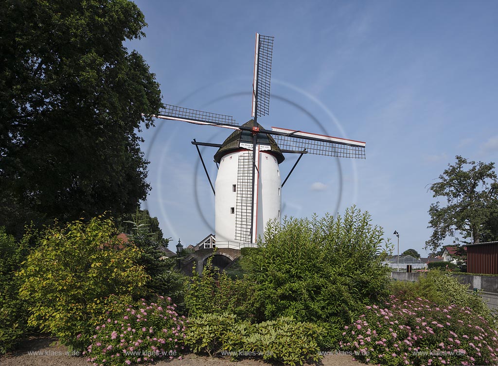 Geldern Walbeck, Blick auf die Steprather Muehle, sie stammt aus dem 16. Jahrhundert und ist die aelteste voll funktionierende Windmuehle Deutschlands;Geldern Walbeck, view to the mill Steprather Muehle.