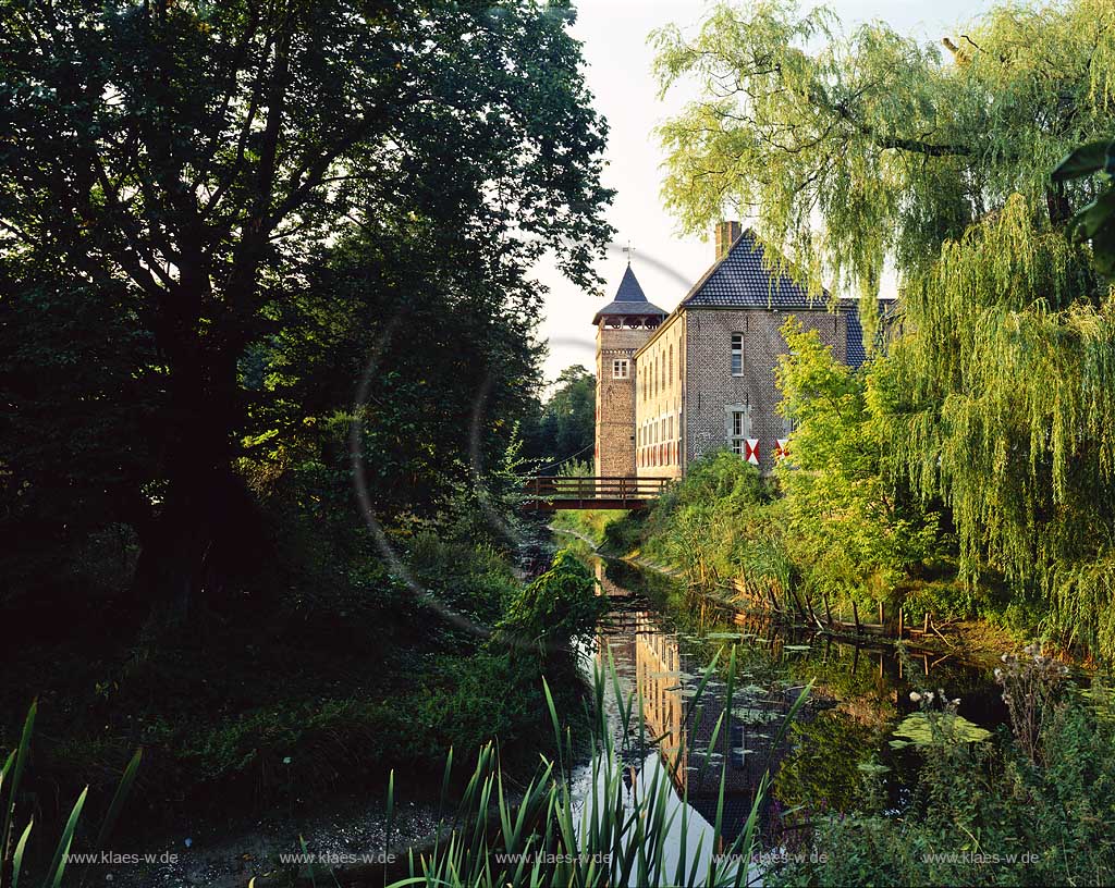 Walbeck, Geldern, Kreis Kleve, Niederrhein, Regierungsbezirk Dsseldorf, Blick auf Haus, Herrenhaus Steprath mit Spiegelung im Bachlauf