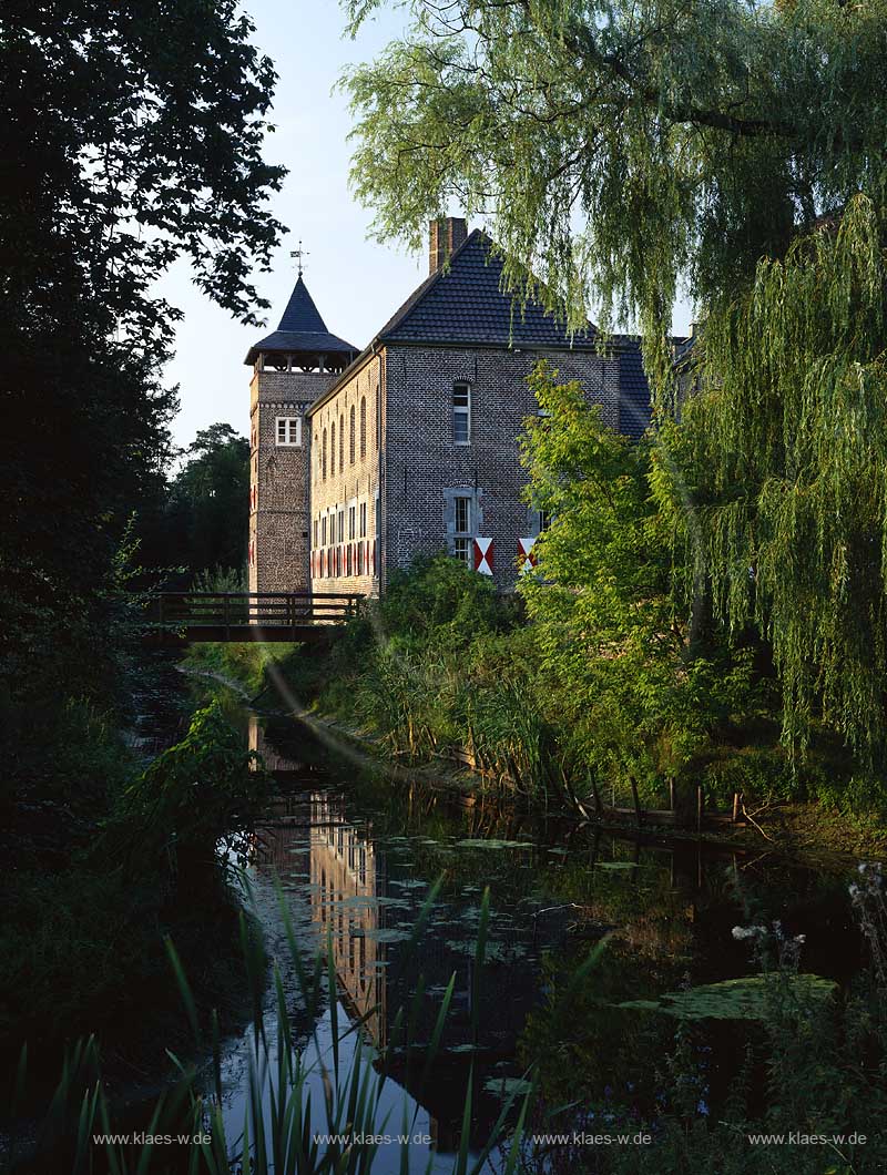 Walbeck, Geldern, Kreis Kleve, Niederrhein, Regierungsbezirk Dsseldorf, Blick auf Haus, Herrenhaus Steprath mit Spiegelung im Bachlauf   