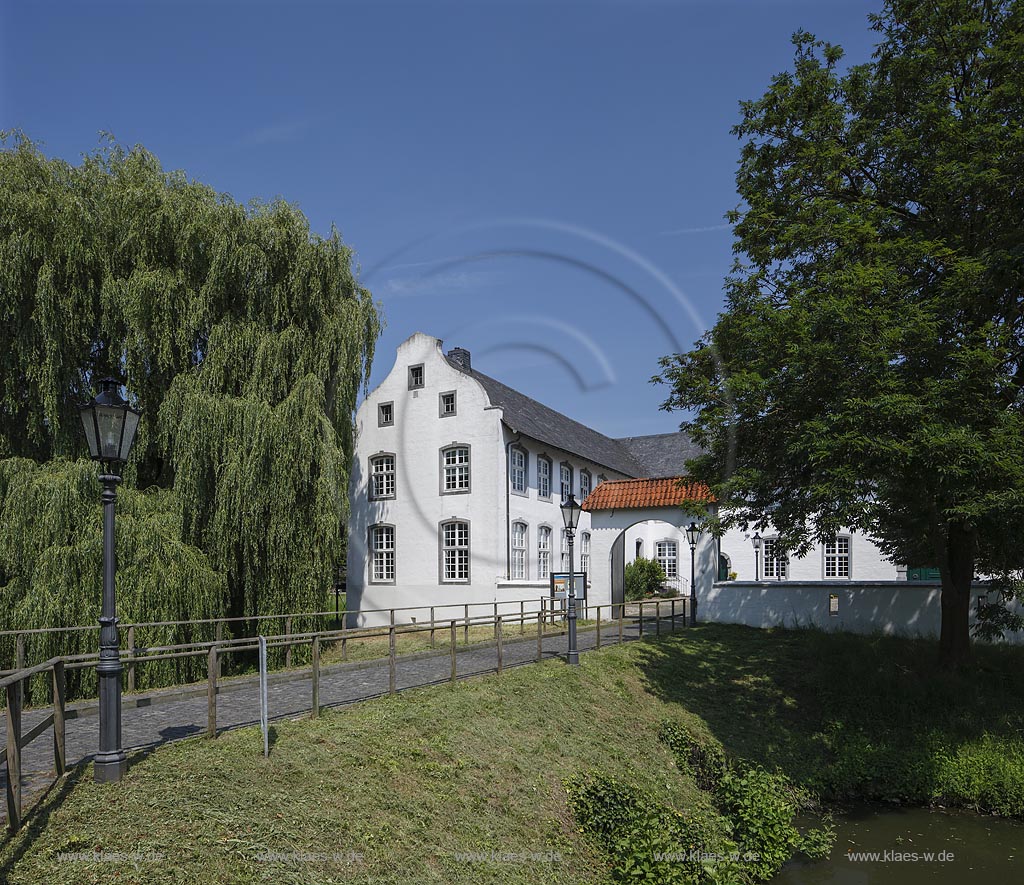 Grefrath, Niederrheinisches Freilichtmuseum, Wasserburg die Dorenburg, deren Geschichte geht bis in das Jahr 1326 zurueck; Grefrath, museum Niederrheinisches Freilichtmuseum, moated castle Dorenburg.
