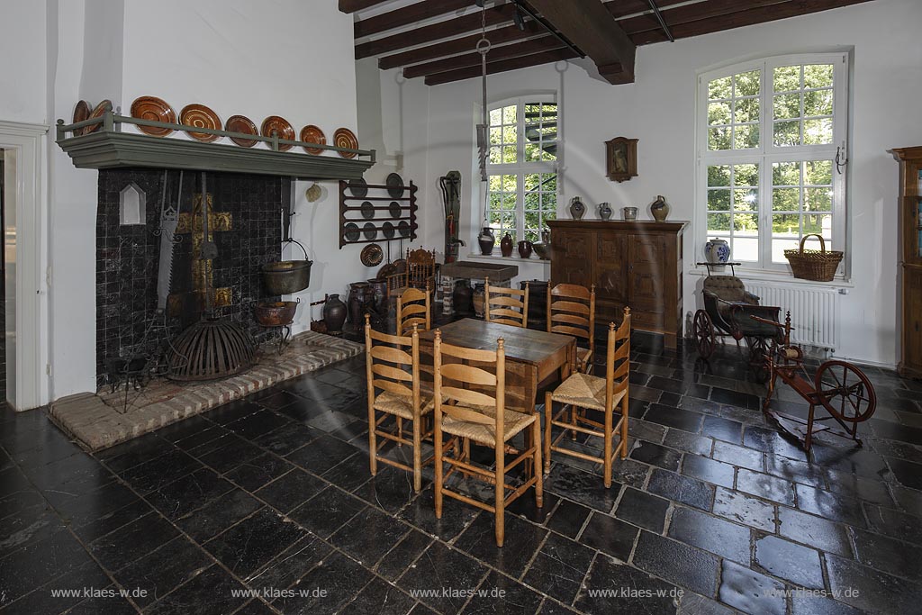 Grefrath, Niederrheinisches Freilichtmuseum, Wasserburg die Dorenburg, Innenansicht mit Kamin; Grefrath, museum Niederrheinisches Freilichtmuseum, moated castle Dorenburg, interior view with chimney.