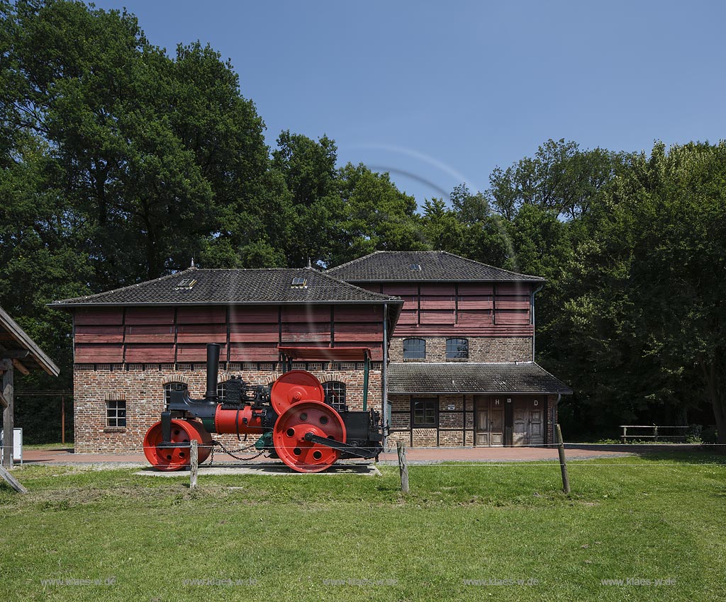 Grefrath, Niederrheinisches Freilichtmuseum, Gerberei Bremer und Dampfwalze; Grefrath, museum Niederrheinisches Freilichtmuseum, tannery Gerberei Bremer and a steamroller.