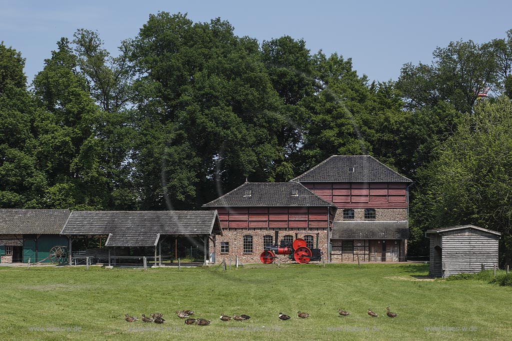 Grefrath, Niederrheinisches Freilichtmuseum, Gerberei Bremer und Dampfwalze; Grefrath, museum Niederrheinisches Freilichtmuseum, tannery Gerberei Bremer and a steamroller.