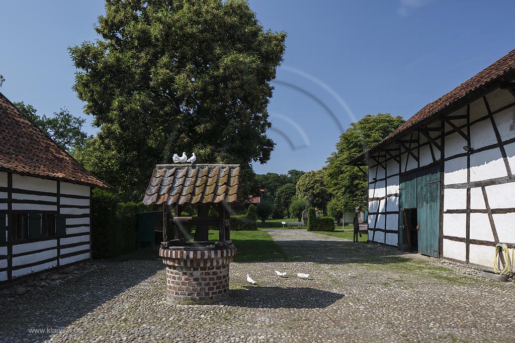 Grefrath, Niederrheinisches Freilichtmuseum, "Hofanlage Rasseln", turtelndes Taubenpaerchen auf Dach des Ziehbrunnens; Grefrath, museum Niederrheinisches Freilichtmuseum, yard "Hofanlage Rasseln".