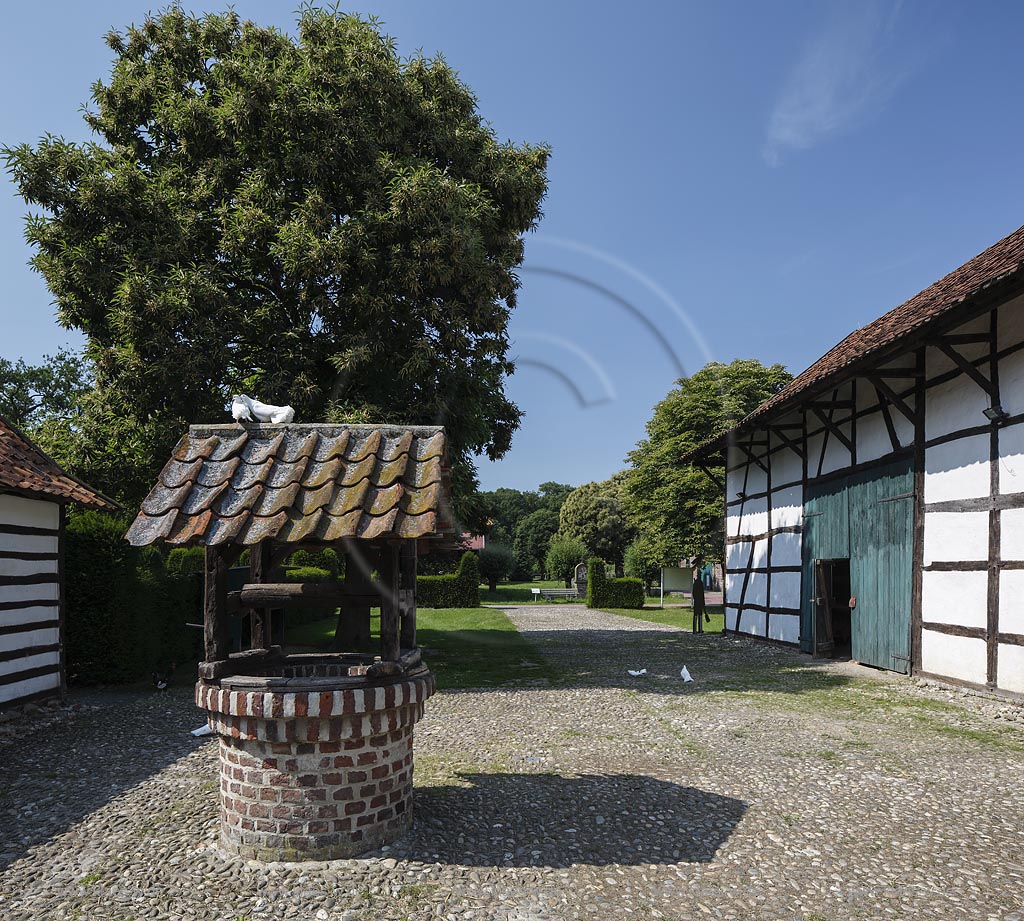 Grefrath, Niederrheinisches Freilichtmuseum, "Hofanlage Rasseln", turtelndes Taubenpaerchen auf Dach des Ziehbrunnens; Grefrath, museum Niederrheinisches Freilichtmuseum, yard "Hofanlage Rasseln".