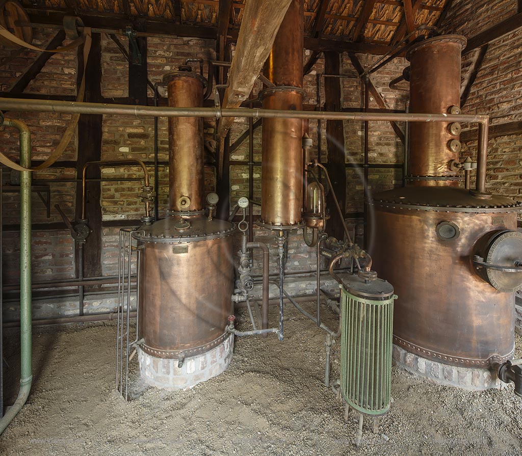 Grefrath, Niederrheinisches Freilichtmuseum, Innenansicht der Kornbrennerei, sie repraesentiert den technischen Stand einer Brennerei um 1910.; Grefrath, museum Niederrheinisches Freilichtmuseum, interior view of the corn distillery.
