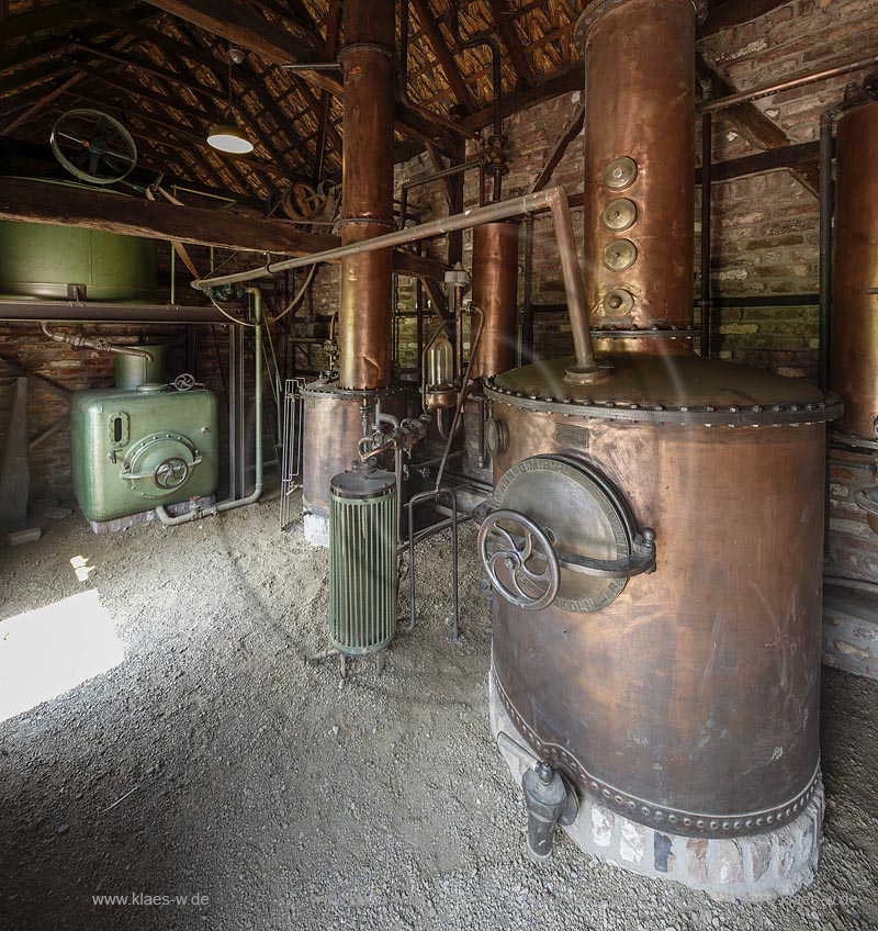 Grefrath, Niederrheinisches Freilichtmuseum, Innenansicht der Kornbrennerei, sie repraesentiert den technischen Stand einer Brennerei um 1910.; Grefrath, museum Niederrheinisches Freilichtmuseum, interior view of the corn distillery.