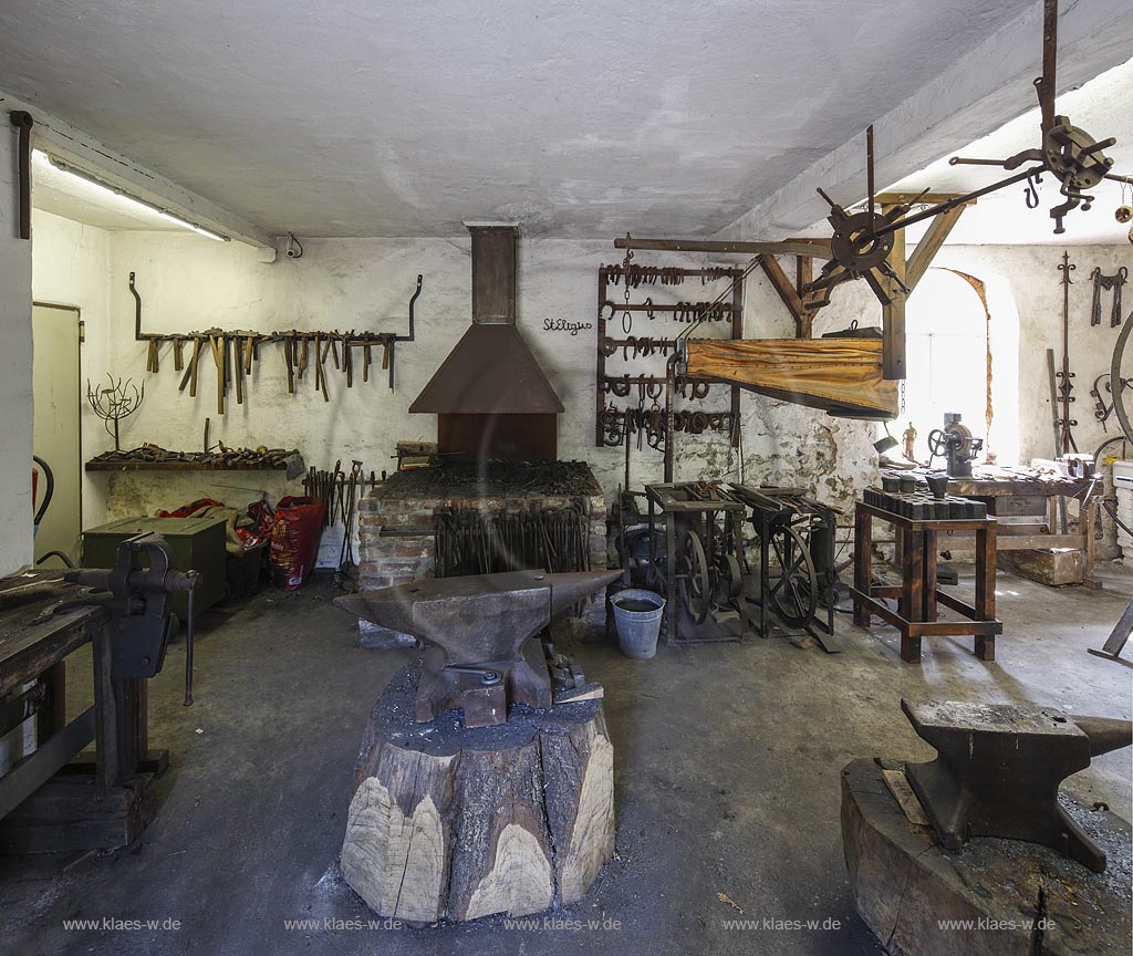 Grefrath, Niederrheinisches Freilichtmuseum, Innenansicht einer Schmiede mit typischen Geraetschaften aus dem ausgehenden 19. Jahrhundert; Grefrath, Niederrheinisches Freilichtmuseum, interior view of a forge.
