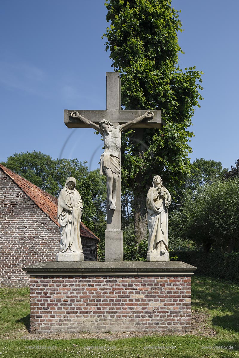 Grefrath, Niederrheinisches Freilichtmuseum, Wegedenkmal Kreuzigungsgruppe; Grefrath, museum Niederrheinisches Freilichtmuseum, crucifixion group.